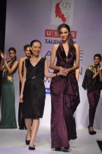 Model walk the ramp for Talent Box show at Lakme Fashion Week Day 1 on 3rd Aug 2012 (4).JPG